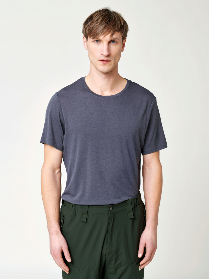 Men's Merino T-shirt - Anthracite in the group Men's / Hoodies & sweaters - Men's / T-shirt - Men's at Röyk (111121_r)